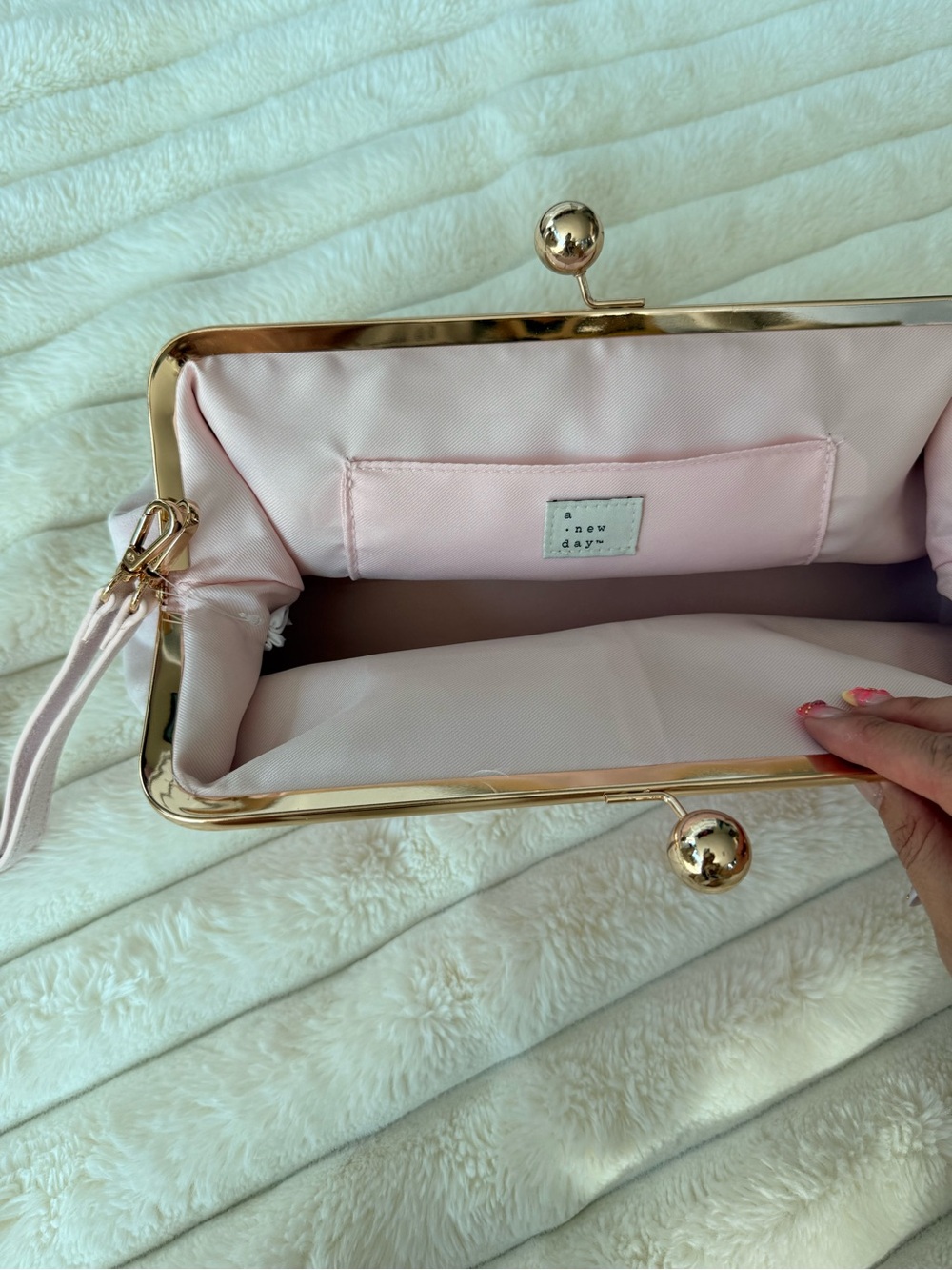 Elegant Pink Kiss-Lock Clutch Bag - Picture 2 of 3